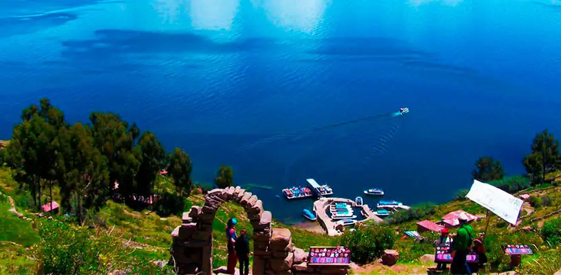 RECORRE EL LAGO TITICACA Y LAS ISLAS DE UROS Y TAQUILE